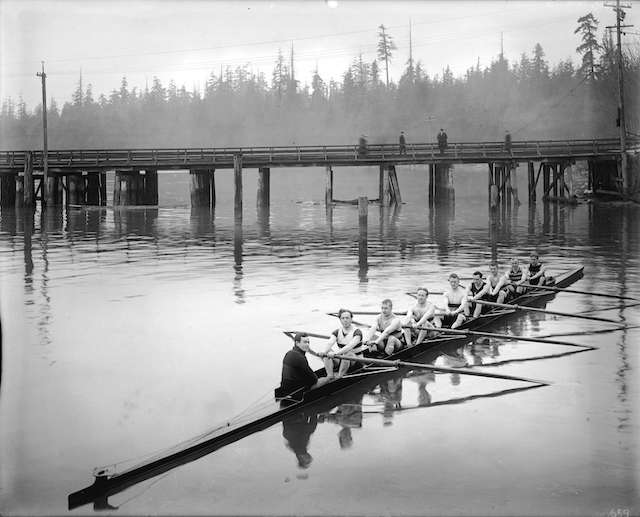 1920年 - 斯坦利公园桥的温哥华划船俱乐部。