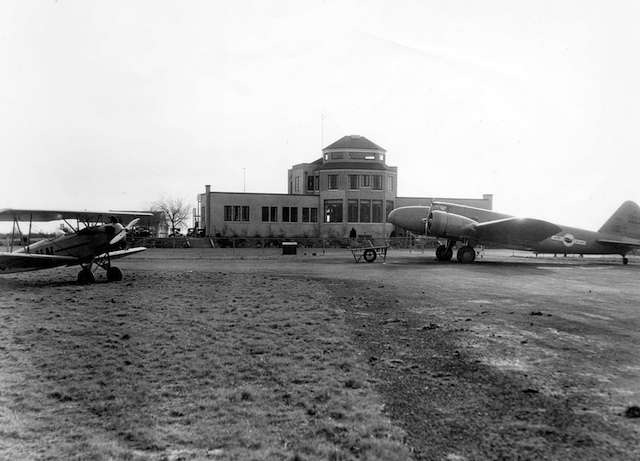 1936年，伦纳德·弗兰克（Leonard Frank） - 海岛机场行政大楼的外观。档案＃空气P44
