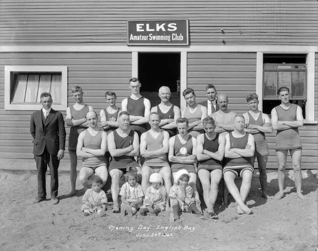 在英国湾开业。1922年6月与麋鹿业余游泳俱乐部一起。温哥华档案＃CVA 99-3731