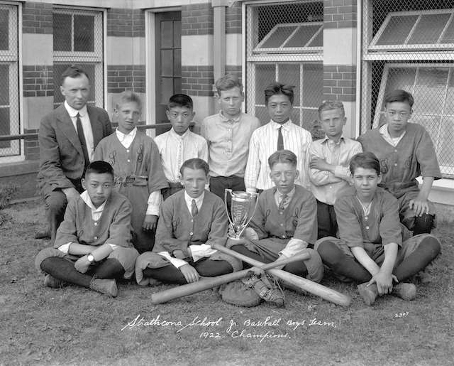 Strathcona School Jr.棒球男孩队，1922年冠军。温哥华档案＃SP N13.1。WJ Moore照片。