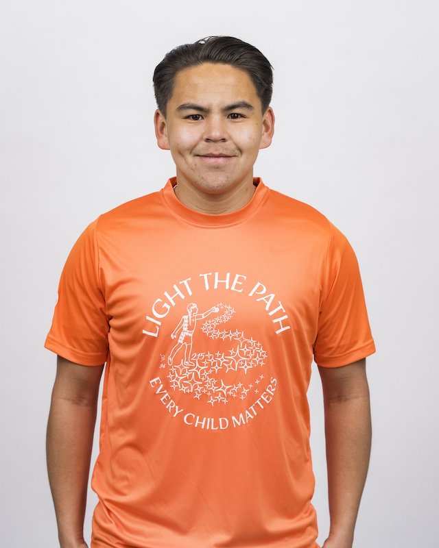 由Debra Sparrow和Grandsons Isaiah和Cyler设计的“ Light the Path”橙色衬衫。