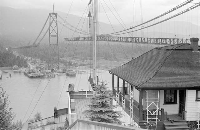 1938年，当狮子门桥正在建造时，从前景点信号站观看。詹姆斯·克鲁克（James Crookall）照片。档案＃CVA 260-833