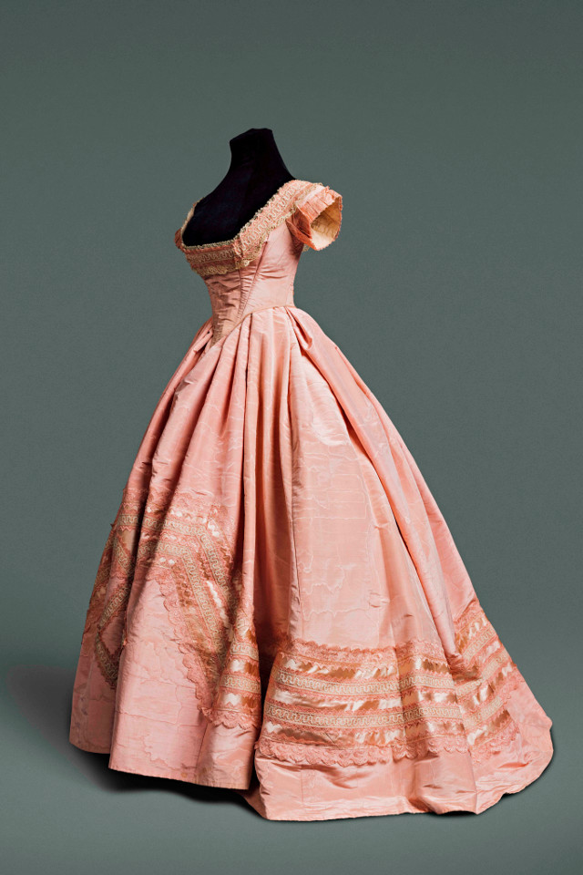 晚礼服，c。1863年